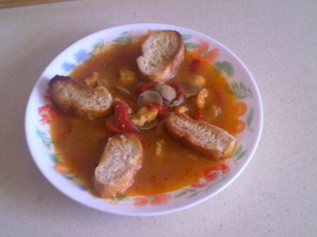 Sopa de pimiento y tomate con marisco