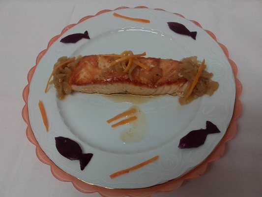salmón salsa naranja cebolla caramelizada