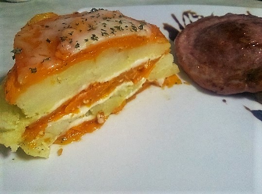 Milhoja de calabaza, patata y queso con hamburguesa (2)