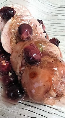 rulo pollo relleno gambas quinoa glaseado uvas vino tinto