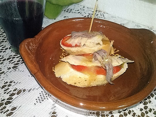 Tapa de ventresca, anchoa con vinagre de mango