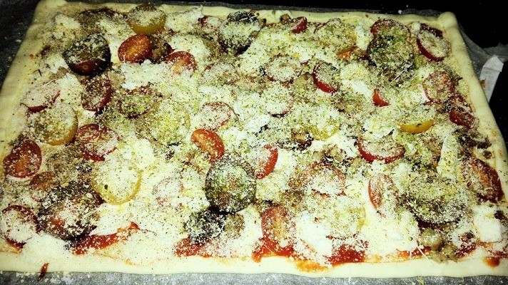 Pizza de carne y cherrys (2)