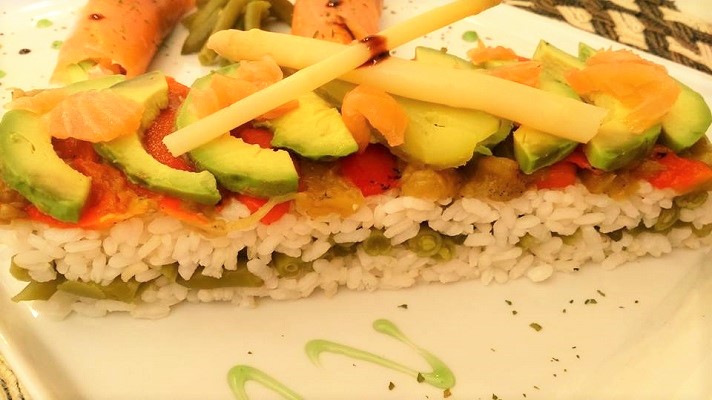 Timbal de arroz y verduras con rollitos de salmón