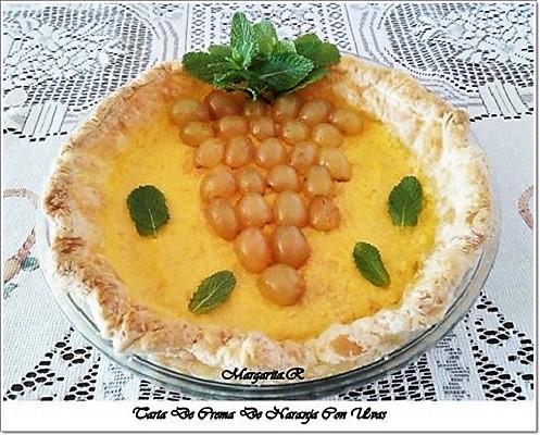 Tarta de crema de naranja con uvas