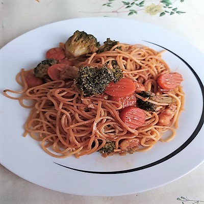 spaguettis con verduras y langostinos al estilo teriyaki